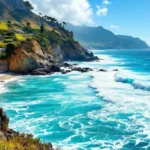 entdecken sie den türkisblauen strand, der surfer begeistert, aber die anwohner vor herausforderungen stellt. weder touristenziel noch künstlerort, sondern ein einzigartiger ort mit spannenden konflikten.