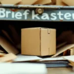 entdecken sie den überraschenden zweck dieses seltsamen kartonwürfels im briefkasten – keine werbung, kein spam, sondern etwas wirklich nützliches.